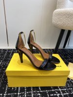 代购级 24ss Fendi 走秀主推系列，新品上线，芬具桌脚设计灵感改创于今年秀场的主推系列鞋履。当季新品，众所周知，鞋子永远设计为高级感满满的，高端大气上档