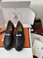 莞产 * 新款Lcone Kelly扣乐福鞋｜原版购入代购级别 -黑色 材质与工艺： 原版小牛皮 羊皮内衬和内底 垫脚饰有品牌标识压印 鞋面饰银色Kelly扣
