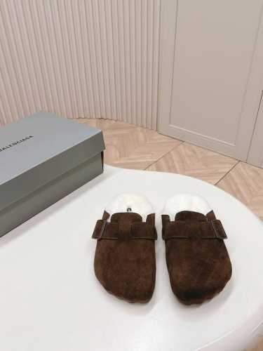 羊毛款女款出 、BALENCIAGA巴黎世家~勃肯 情侣款 Sunday Suede Mule五指勃肯24秋冬秀款勃肯拖鞋半拖，五个冲动的脚指印太可爱了，脚感也