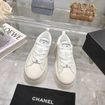 出 ---香奈儿厚底帆布饼干鞋 全新复古帆布系列，呈递松弛之姿，轻盈于形开启盛夏之旅。 延续Ann Andelman 标志性解构化廓形，鞋身以简约立体线条及双A