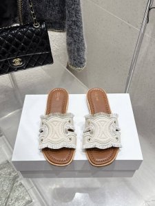 celine 塞琳 2025Ss 春夏新款拖鞋 凯旋门英伦风平底微标拖鞋 简约大气时髦 耐看不过时 是时尚圈永不退潮的经典所在，复古的英伦风格，让你穿出不一样的