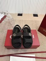 400Gucci 古弛凉鞋 25Ss 春夏新款，这款平底凉鞋采用魔术粘带设计，现代感十足且充满运动气息，带来舒适感受。 这款配饰以黑色和灰色牛仔布匠心打造，鞋面