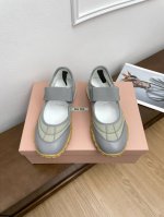 顶级版本Miu Miu 25Ss 春夏新款走秀Miumiu 德训鞋 魔术贴玛丽珍鞋 休闲鞋秀场工艺来自Miu Miu系列的细节特写 新季的潮流此刻挚爱的概念，多
