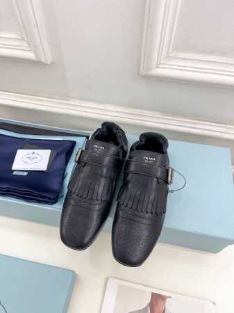 PRADA 普拉达 25 2025春夏新品 专柜走秀款复古流苏半拖鞋乐福鞋系列鞋面：原版高定制牛皮 内里：进口混种羊皮里大底：原版开模防滑大底跟高：平底 鞋码: - 点击图像关闭