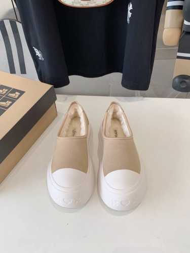工厂价 UGG新款浅口大头鞋 牛皮面料，小卷包边工艺内增高厚底鞋，更显腿长原生羊毛内里，冬天暖暖的过，当下最流行的宽头版型，贝壳头耐磨防滑橡胶鞋底.适合任何穿搭