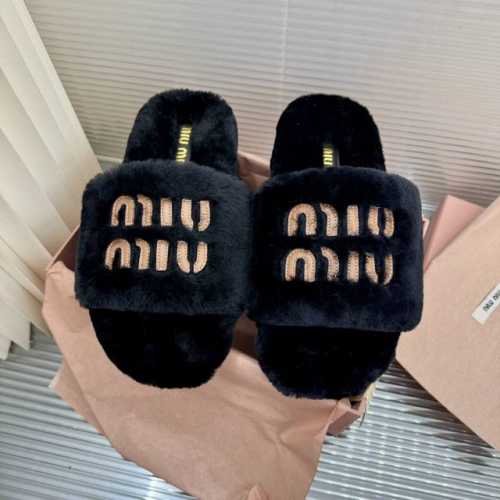 顶级版本 Miumi*新款字母刺绣羊毛拖鞋毛毛拖鞋 鞋面采用A级羊毛皮毛一体羊羔毛，与原版一致满鞋全部采用纯羊毛，大底与原版一样的TPU材质底片耐磨防滑 Siz
