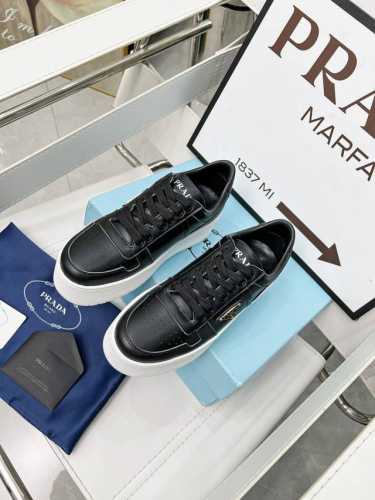 Prada* P: 女款，码数：女35 40 女41定做 Prada普拉达 “熊猫色”厚底小白鞋 休闲运动鞋 这款运动鞋延续经久不衰的轮廓，提升格调款式轻盈，搭