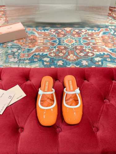 Miu Miu 缪缪 25 早春新品 专柜主打最新走秀款 珍珠扣复古玛丽珍粗跟单鞋缪家高货 顶级工艺打造精品质感 无敌舒适 绝对是一见钟情款！时尚百搭，人手必备