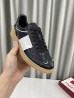 冲量价: 男10 Valentino华伦天奴 春季新款德训鞋 最新走秀爆款，杨洋，张艺兴 关晓彤等众多明星同款，美不胜收 帅到掉渣，穿出不一样的随性和时髦，男女