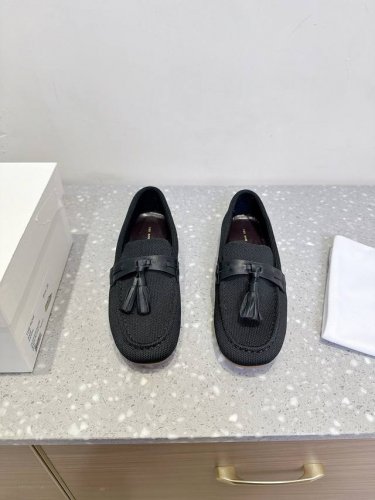 The Row 小众潮牌 25Ss春夏新款 复古流苏 乐福鞋 豆豆鞋 此款奶奶鞋有种慵懒随性的感觉 很随意的时髦 好穿不磨脚 延续了一贯的极简风格 无内衬结构