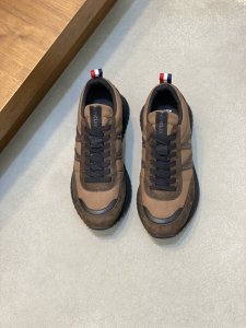 moncler蒙口 男鞋运动鞋,进口布面、氯丁橡胶 各种材质拼接打造，鞋面采用鞋带和橡胶嵌件设计，后跟Moncler标志，大底采用Tpu+橡胶+高弹橡胶发泡组合