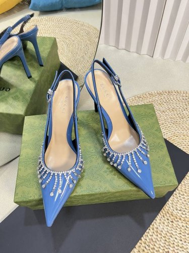Gucci 24Ss早春新款 G家钻链条高跟鞋 垂直钻链造型配件为一系列女士鞋款注入摩登新韵 这款后系带高跟凉鞋以闪亮漆皮材质匠心打造 鞋面缀饰亮眼的钻链 后带