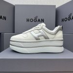 hogan 双杠系列 展现盐甜少女感，穿搭双杠鞋，展露自信魅力 欧美明星的超级爆款，太多明星穿了！ 自诞生以来，其优雅而不拘谨.. 前卫而时髦的设计风格， 深受