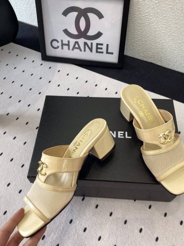 chanel新款夏季拖鞋 高版本出货 经典款的设计加上金属圆扣分外抢眼 异常舒适日常搭配 扮酷必备神器 原版定制牛漆皮鞋面 原版羊皮内里 羊皮垫脚 原版真皮大底