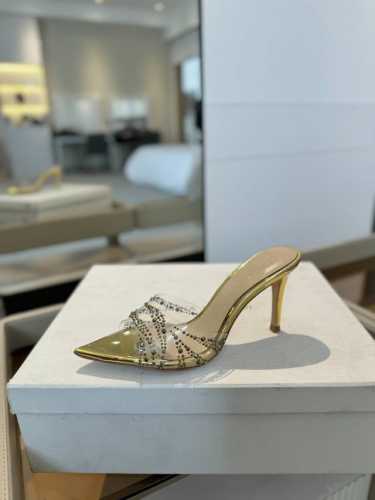 {半拖烫钻} 吉安维托 罗西 Gianvito rossi Eiko Stiletto，轻松移动。这款 Gianvito Rossi 拖鞋采用配有精致的烫钻，可