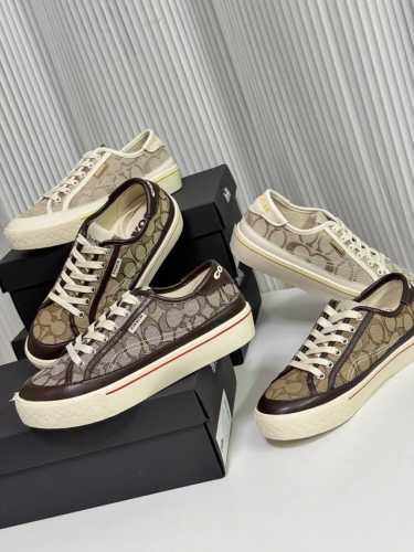 新款Coach女士C5931款CITYSOLE厚底运动鞋，休闲百搭，上脚好看舒适，非常有青春活力。 蔻驰系带内增高休闲鞋，这款鞋舒适度极强， 面材质：进口C字帆
