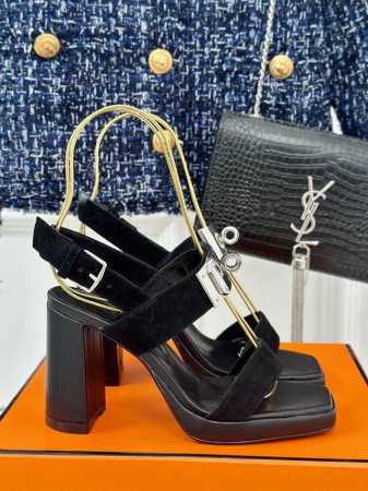 厂价 HermèS 爱马仕经典金属锁 扣防水台粗跟高跟凉鞋 极约复古的设计 浓厚的异域风情 时髦感十足、随便上脚都很有腔调 简简单单的款式随便搭配一下高级感就很 - 点击图像关闭