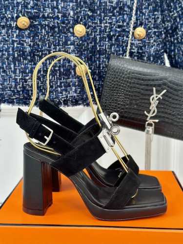 厂价 HermèS 爱马仕经典金属锁 扣防水台粗跟高跟凉鞋 极约复古的设计 浓厚的异域风情 时髦感十足、随便上脚都很有腔调 简简单单的款式随便搭配一下高级感就很