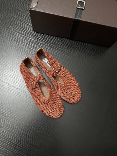 ALAA玛丽珍鞋 将复古与自然完美交织。独特的编织纹理，充满夏日氛围感，金属扣带设计增添利落感，既有着田园的清新，又不失都市的精致。无论是漫步度假小镇，还是穿梭