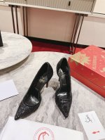侧空单鞋W. 定做不退不换 Iriza泵展示了Maisonchristian Louboutin的创造力，它的非对称线条和大胆的低切口鞋面揭示了脚。展示了优雅的