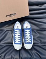 Burberr* 男士经典低帮运动鞋，以 Vintage 复古格纹棉材质焕新演绎，装饰焕新的品牌徽标。头层羊皮内里，鞋跟饰有 Burberry 字母压花徽标，T