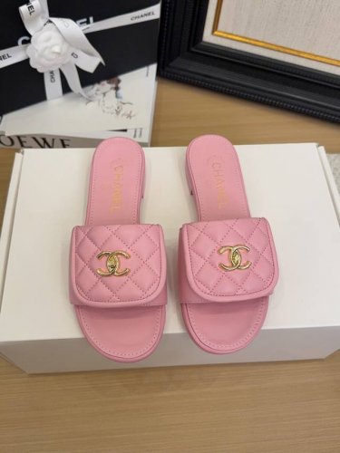 现货发售 *25 专柜 正品级 版本！！ 官方目录： 码数：35、36、37、38、39 34 40 41 需要定做跟客服 沟通 跟高:5Cm 2.5Cm 均配