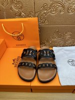 Hermes爱马仕 官网最新专柜同步新款oran牛皮面h拖鞋 巴黎原版飞回正品开模完美打造最高品质 诚意巨献，可随意进出专柜鞋面采用原版定制牛皮。彩色手掌纹。彩