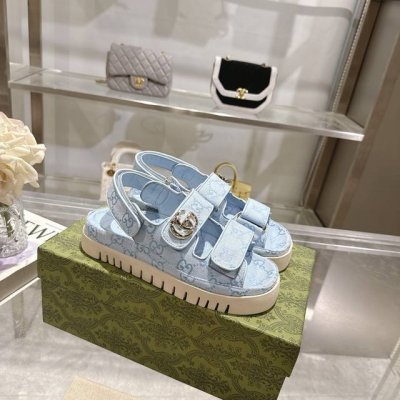 Gucci 古奇25最新厚底带有双 G 的女士凉鞋 当代叙事探索了传统元素和该品牌深受喜爱的符号的独特融合。这双凉鞋由备受喜爱的双G硬件定义，增添了微妙的标志感