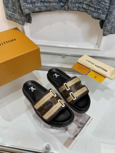lv 路易威登 25 男款加102025春夏新品 顶级版本 专柜主打最新款Lv 拖鞋 硬货上新 Bs代购级别！高级感十足！国内外博主刷爆的一款，复古又时髦 上脚
