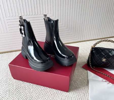 代购版 Roger vivier RV2024年新款水晶钻扣松糕厚底切尔西短靴子 鞋面:开边珠牛皮 内里:羊皮 大底:原版大底 正码:35-39订做40.41 - 点击图像关闭