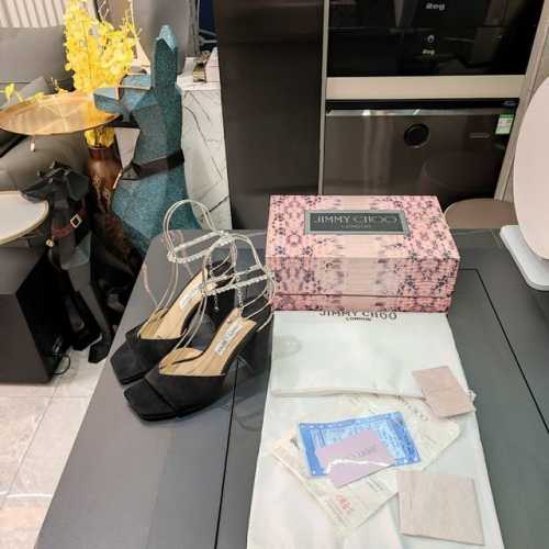 Jlmmy Choo周仰杰224 专柜23款3D蛇纹磁铁盒包装 顶级版本，低端勿比。摩登鞋履，街拍神器sae水晶链粗跟凉鞋，特殊材料款v口方头凉鞋。 整鞋采用施