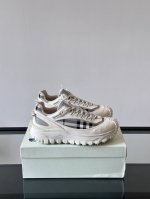 burberry 顶级 Size：39-44 38.45定做 Bur**巴宝莉户外系带运动鞋，具有舒适防滑性能，采用皮革和科技面料制成，专为户外跑步或都市漫步而