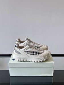 burberry 顶级 Size：39-44 38.45定做 Bur**巴宝莉户外系带运动鞋，具有舒适防滑性能，采用皮革和科技面料制成，专为户外跑步或都市漫步而