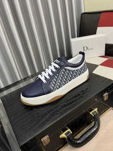 出厂价 Dior 迪奥最 2024新款精心打造，引爆全场！不断创新的国际品牌 此款男士四季休闲鞋，原版版本，鞋面采用牛皮面料 ，皮垫脚真爆超轻大底，透气舒适以质