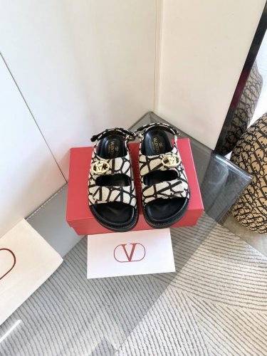 出厂价p 、 Valentino 华伦天奴25款大V扣魔术贴沙滩凉鞋 魔术贴休闲凉鞋，夏日沙滩鞋！大V扣凉鞋 专柜断货王！万能百搭神器，上脚舒适超舒服的一款凉鞋