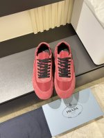 prad*普拉*2025春夏新品男士高端运动鞋，这款运动鞋时尚百搭，简洁现代，融合运动风格和精致细节。选用多种材质打造，搭配橡胶鞋底，鞋舌压印字母徽标，简约时尚