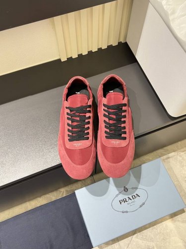 prad*普拉*2025春夏新品男士高端运动鞋，这款运动鞋时尚百搭，简洁现代，融合运动风格和精致细节。选用多种材质打造，搭配橡胶鞋底，鞋舌压印字母徽标，简约时尚