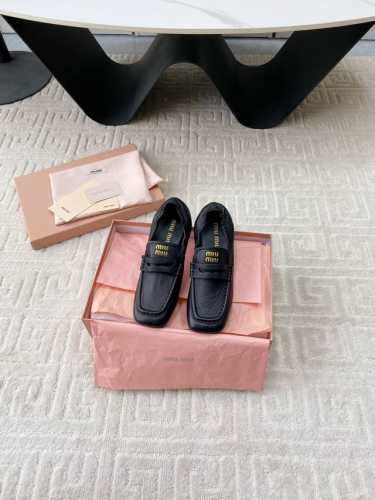 出平底 高跟 MiuMiu谬谬2025 早春走秀款乐福鞋 中性中古风 于多重场景中流露风格主张 步履之间焕发独特之美 皱松紧设计随心搭配 面料小牛皮 内里垫脚绵