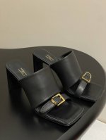 25春夏新款Balenciaga巴黎世家方头搭扣高跟拖鞋 将时髦发挥到极致的 巴黎世家方头时装鞋 巴黎世家的鞋子绝对开了挂 每一双都想去入 因为真的每一对都自带
