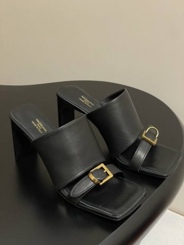 25春夏新款Balenciaga巴黎世家方头搭扣高跟拖鞋 将时髦发挥到极致的 巴黎世家方头时装鞋 巴黎世家的鞋子绝对开了挂 每一双都想去入 因为真的每一对都自带