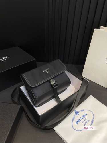 配盒 prada 普拉达 22新品帆布 邮差包 Logo五金原版一比一品质 内置隔层 炒鸡百搭实用的一款 喜欢的美妞赶快入手吧 店主推荐 质量超赞 尺寸：20*