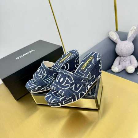 290Chanel 香奈儿 白色刺绣条纹Logo一字平底拖鞋秋冬新款沙滩拖鞋 让我重新爱了它一次！这季节美鞋太多这款毛拖真的是让我无法自拔真太可爱了～ 面料：欧 - 点击图像关闭