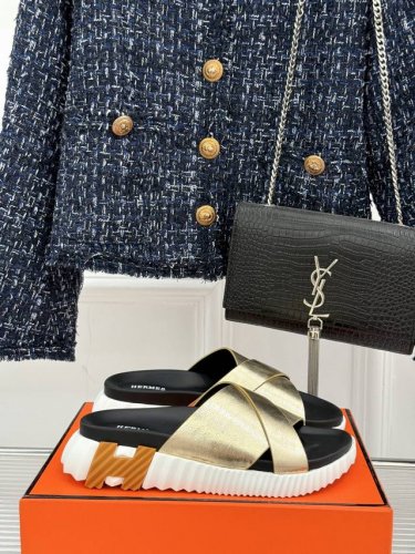 厂价 HermèS 爱马仕经典复古厚底 情侣款交叉拖鞋 这款真的是矮个子的福音 既复古又时髦而且很还百搭 高度5Cm 显瘦显高 上脚秒变大长腿 自带增高特效 暴