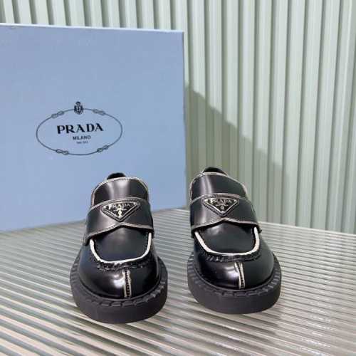 PRADA 普拉达三角牌复古乐福鞋 这款鞋面搭配三角牌金属扣，中和了整个鞋子的气质，完全不会特别正式或者老气，有点俏皮感觉但完全不会甜腻 质感非常的好 鞋面：进