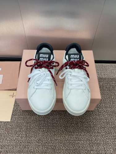 工厂价 Miumiu 2025春夏高定系列走秀新款果冻色系带休闲运动小白鞋 缪缪明星同款字母Logo圆头拼色滑板女鞋 材质 鞋面进口小牛皮+水染羊皮内里+原版开