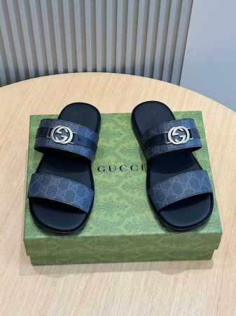 Gucci 古奇 男士互扣式双g凉拖 Lido系列，设计灵感源自意大利海岸的夏日风情和海滩俱乐部。这款低调内敛的鞋履选用舒适光面皮革匠心打造，缀饰圆形互扣式双g - 点击图像关闭