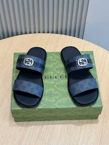 Gucci 古奇 男士互扣式双g凉拖 Lido系列，设计灵感源自意大利海岸的夏日风情和海滩俱乐部。这款低调内敛的鞋履选用舒适光面皮革匠心打造，缀饰圆形互扣式双g