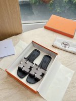 G033高端品质H家 2025春夏新款 Hermes爱马仕H 纯钢Kelly锁扣拖鞋一字平底真皮外穿凉鞋女扣平底金属银扣真皮拖鞋女鞋 鞋面：进口进口牛皮 内里：