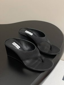 25Ss早春新款Alaia阿莱亚立方体坡跟缎面穆勒鞋夹趾人字拖高跟半拖鞋 这款坡跟穆勒鞋，夹趾设计，搭配别具一格的立方体鞋跟，采用缎面弹力织物制成。轻松营造时尚