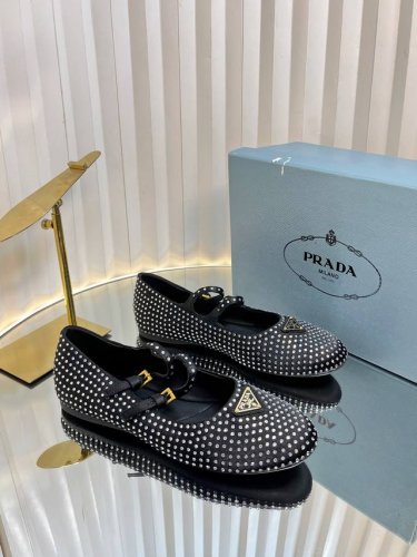prada 普拉达闪闪烫钻 新品 实力来袭 prada Glow限时店很闪亮的单品 玛丽珍单鞋 芭蕾舞鞋 超级爆系列爆品，各大网红明星乔欣，程潇，刘令姿同款圆头